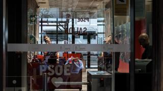 Agentes de la UCO este miércoles en la sede central del PSOE en la calle Ferraz de Madrid.