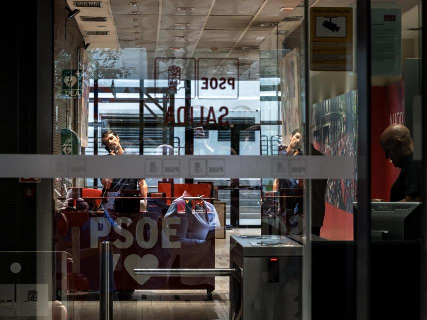 Agentes de la UCO este miércoles en la sede central del PSOE en la calle Ferraz de Madrid.
