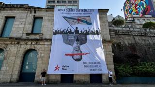 Despliegan en Vigo una pancarta contra el desfile de las Fuerzas Armadas.
