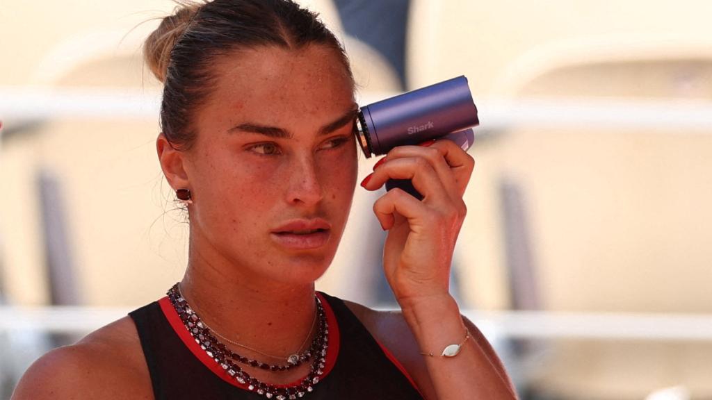 Sabalenka durante el descanso en un partido de Roland Garros. 