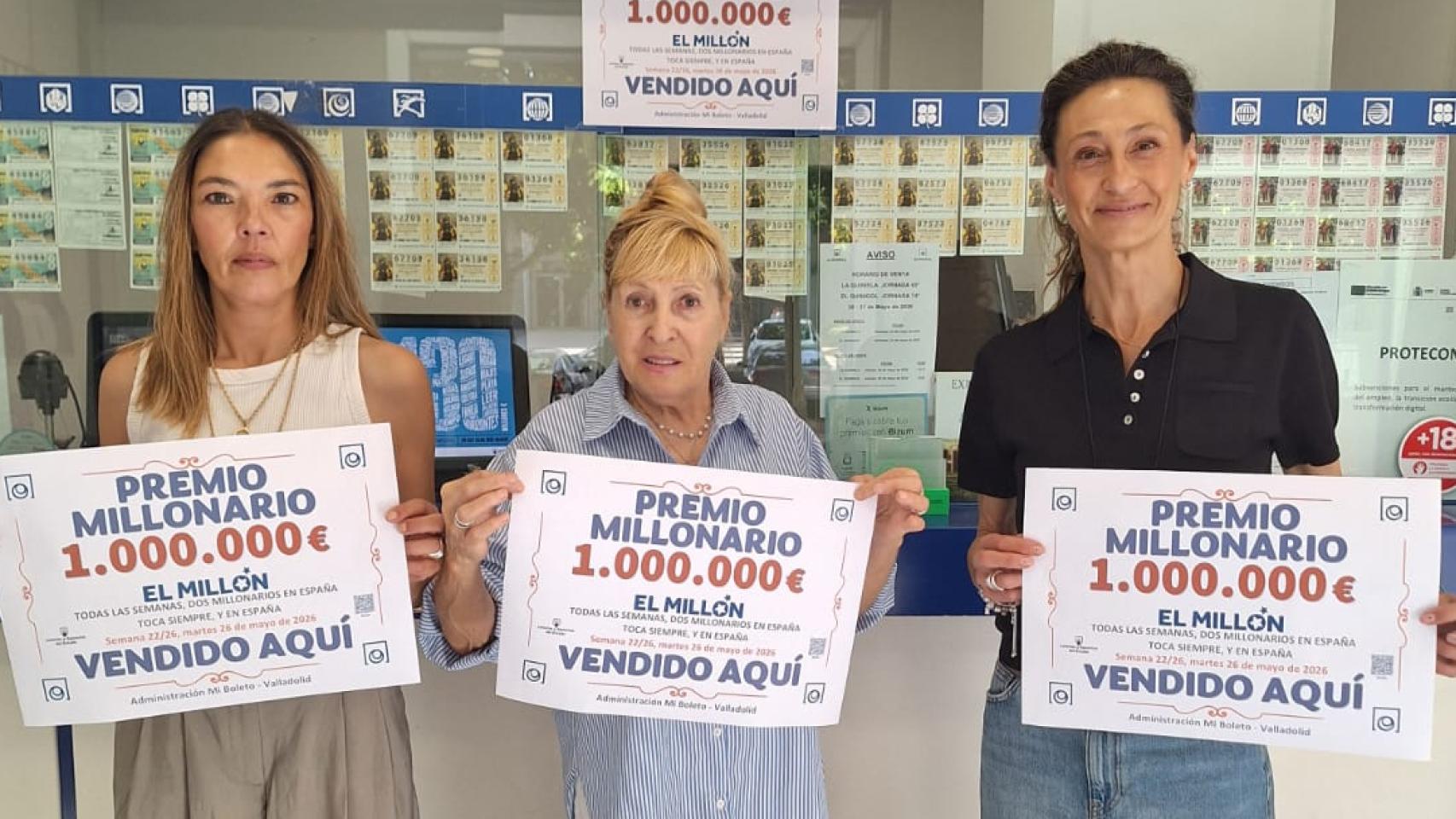 Rosa Salamanca, en el centro de la imagen, junto a sus compañeras de la Administración de Loterías nº28 de Valladolid, en la calle Cigüeña, con el premio de El Millón de Euromillones.