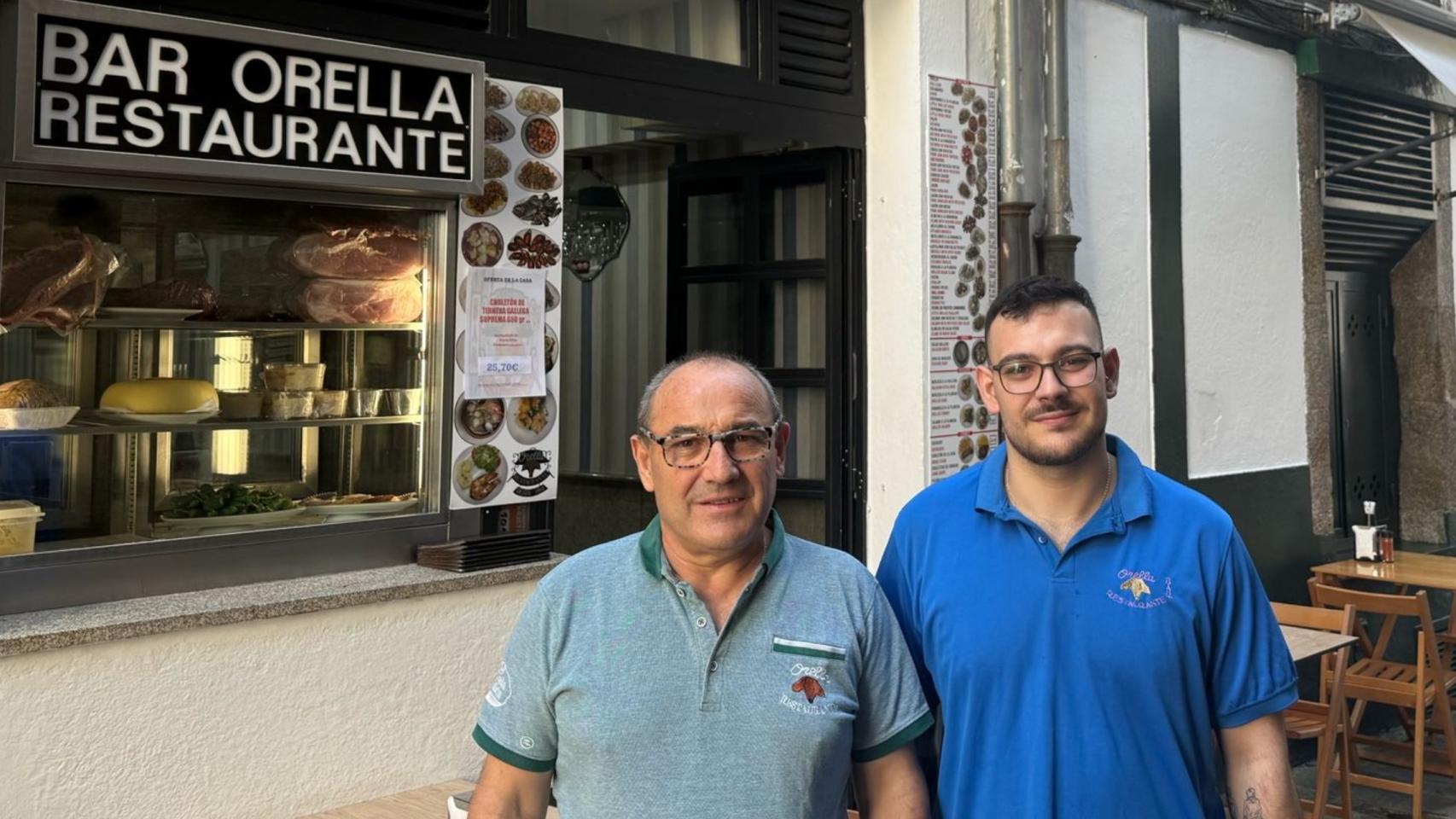 Manuel y Alejandro, padre e hijo, al frente del bar Orella