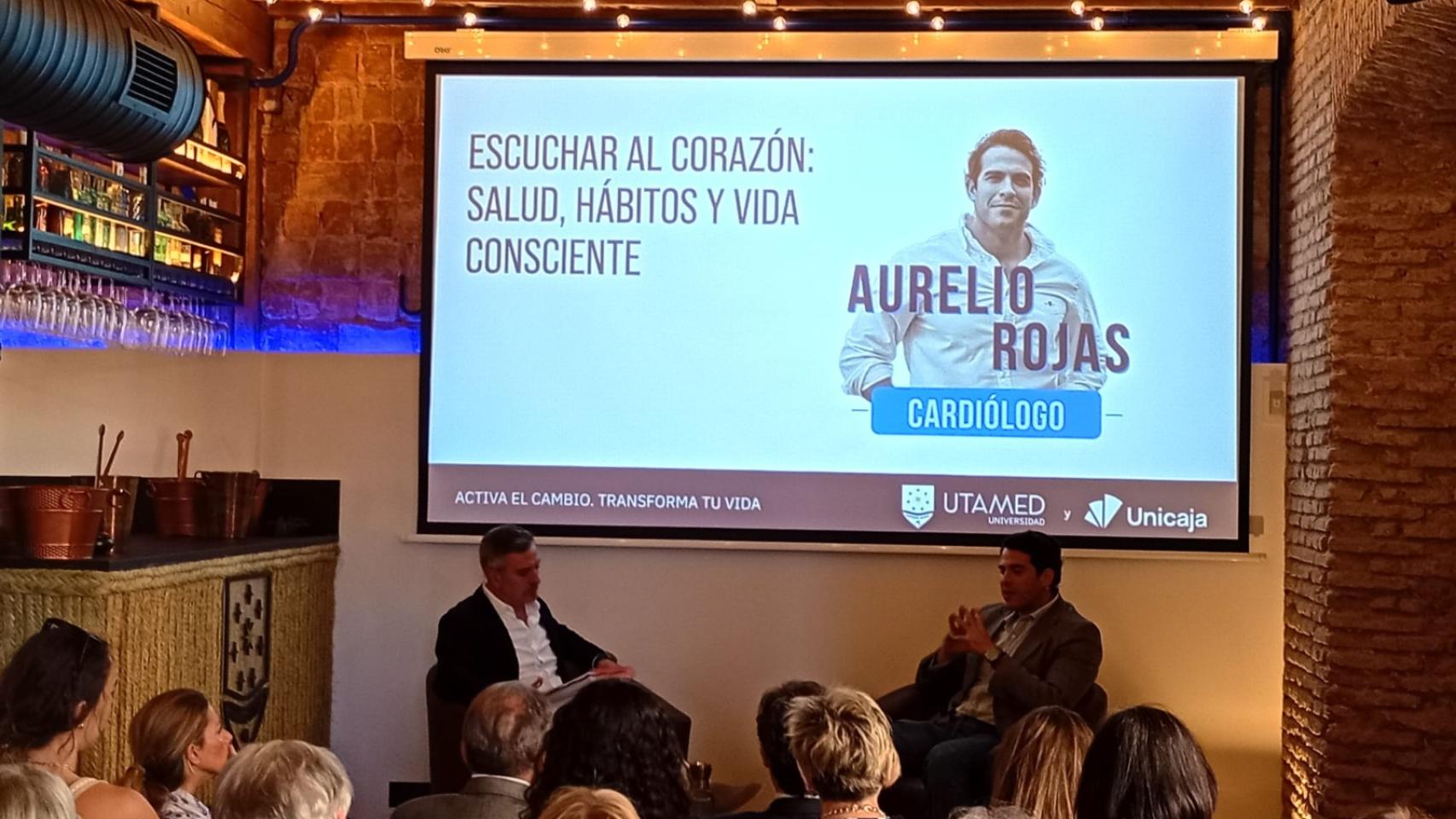 El doctor Aurelio Rojas en su conferencia en Ágora UTAMED. 