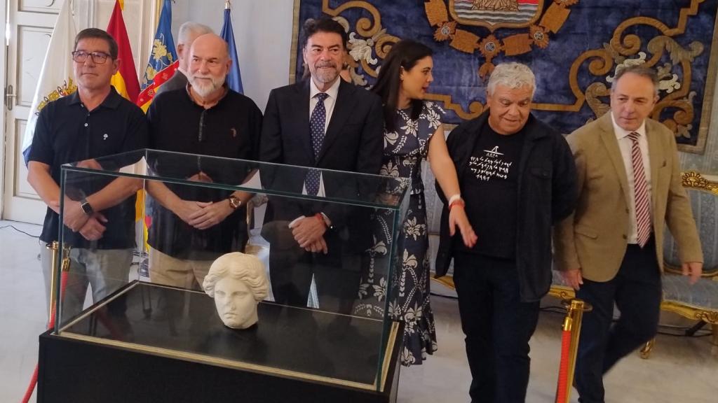 El alcalde Luis Barcala y la concejal Nayma Beldjilali, junto a los arqueólogos.