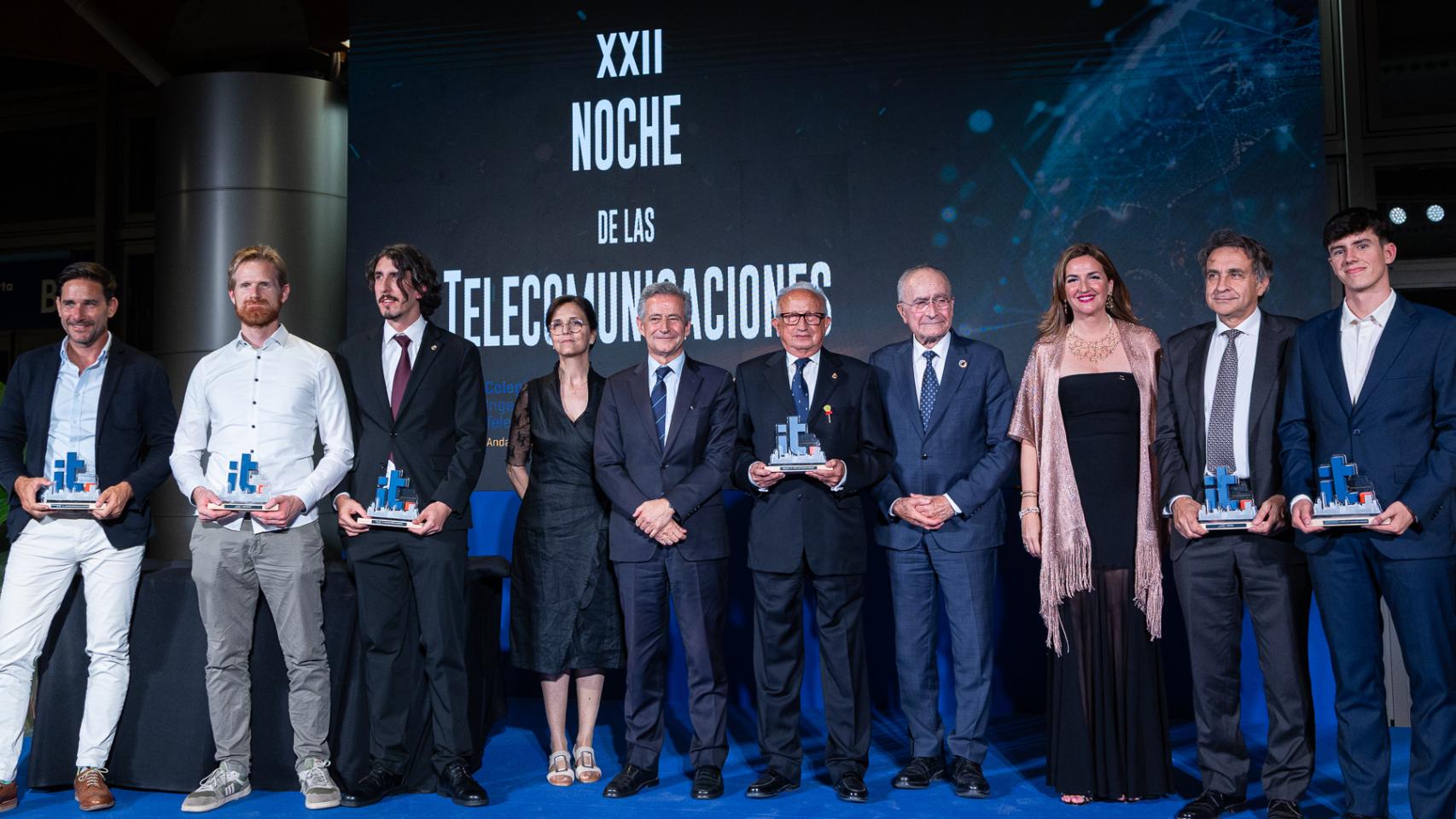 Fotografía de los premiados en la XXII Noche de las Telecomunicaciones. 