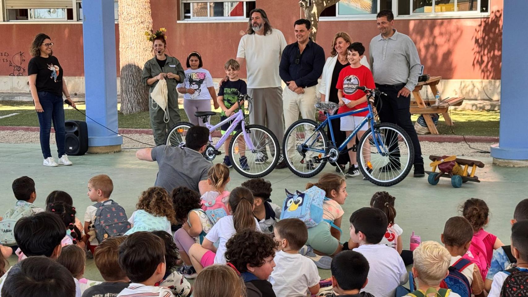 El alumnado del CEIP de El Mirador participa en la inauguración del nuevo carril bici con el sorteo de dos bicicletas.