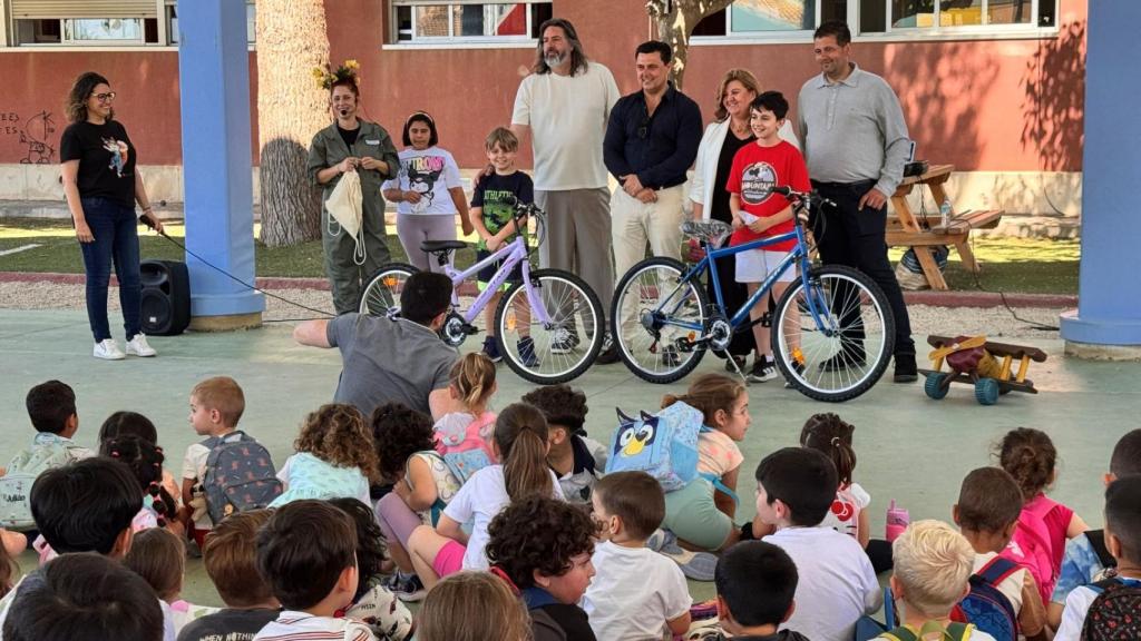 El alumnado del CEIP de El Mirador participa en la inauguración del nuevo carril bici con el sorteo de dos bicicletas.