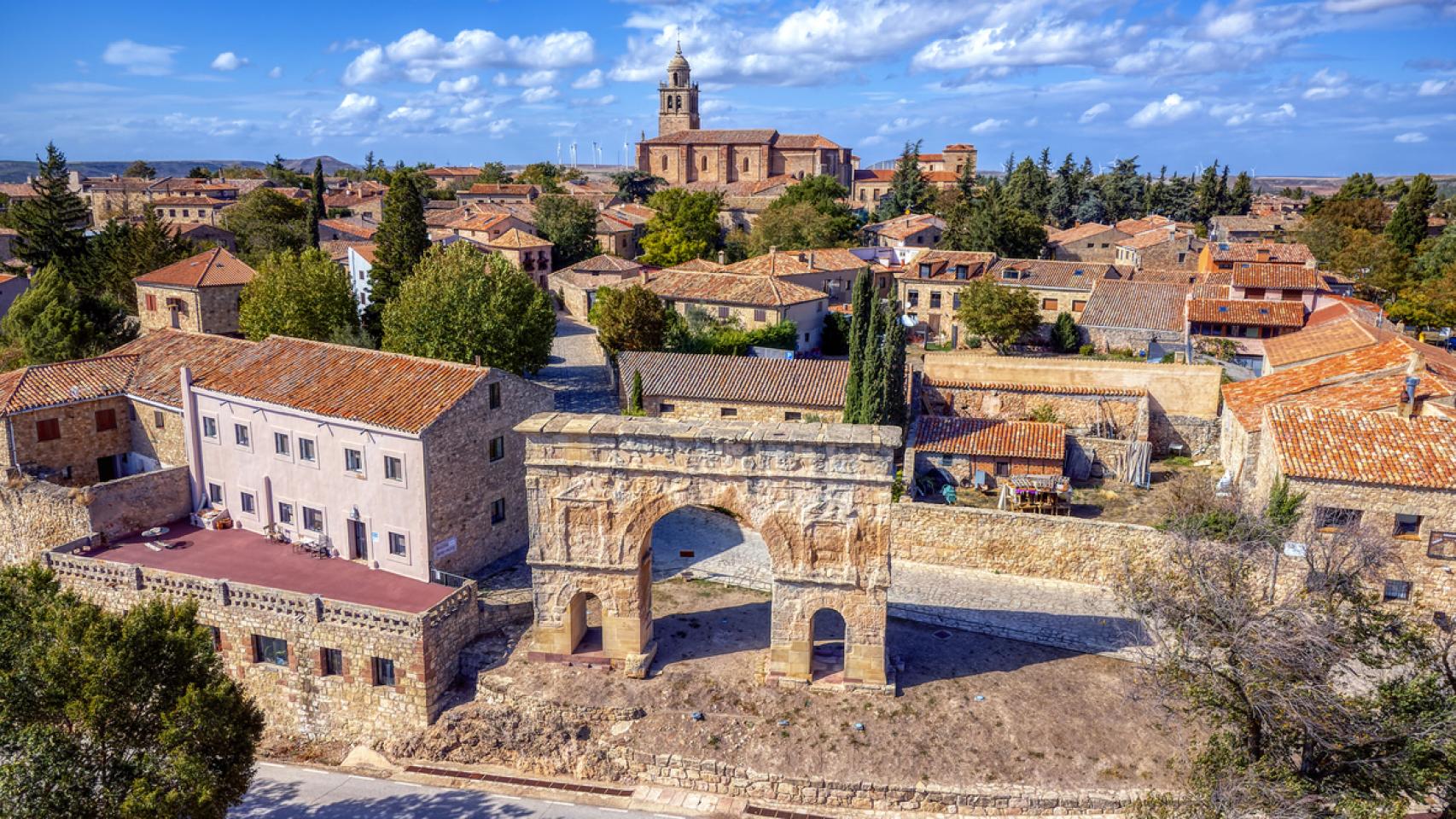 Arco romano y pueblo de Medinaceli.