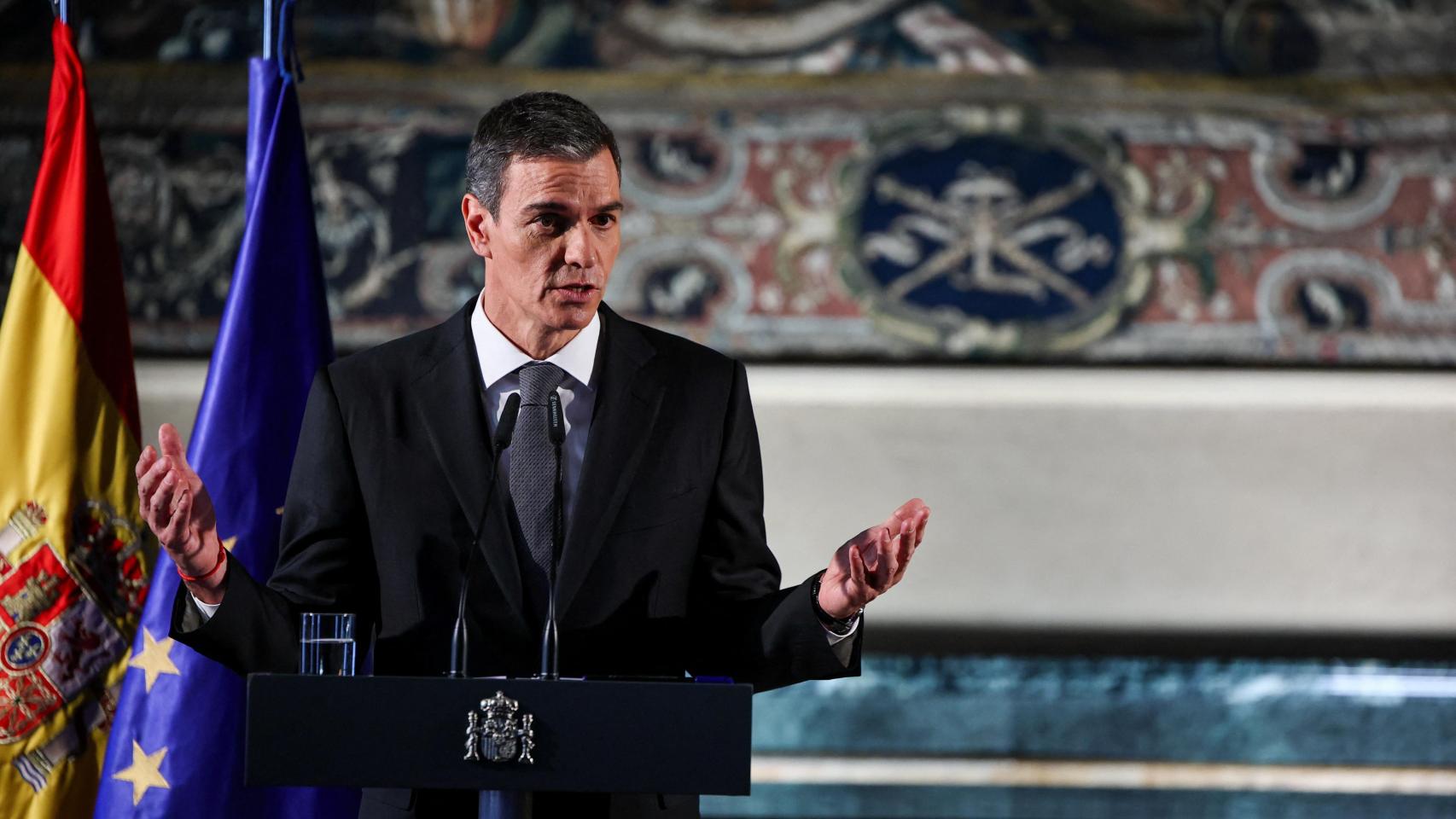 Pedro Sánchez durante la rueda de prensa en la embajada de España en el Vaticano.