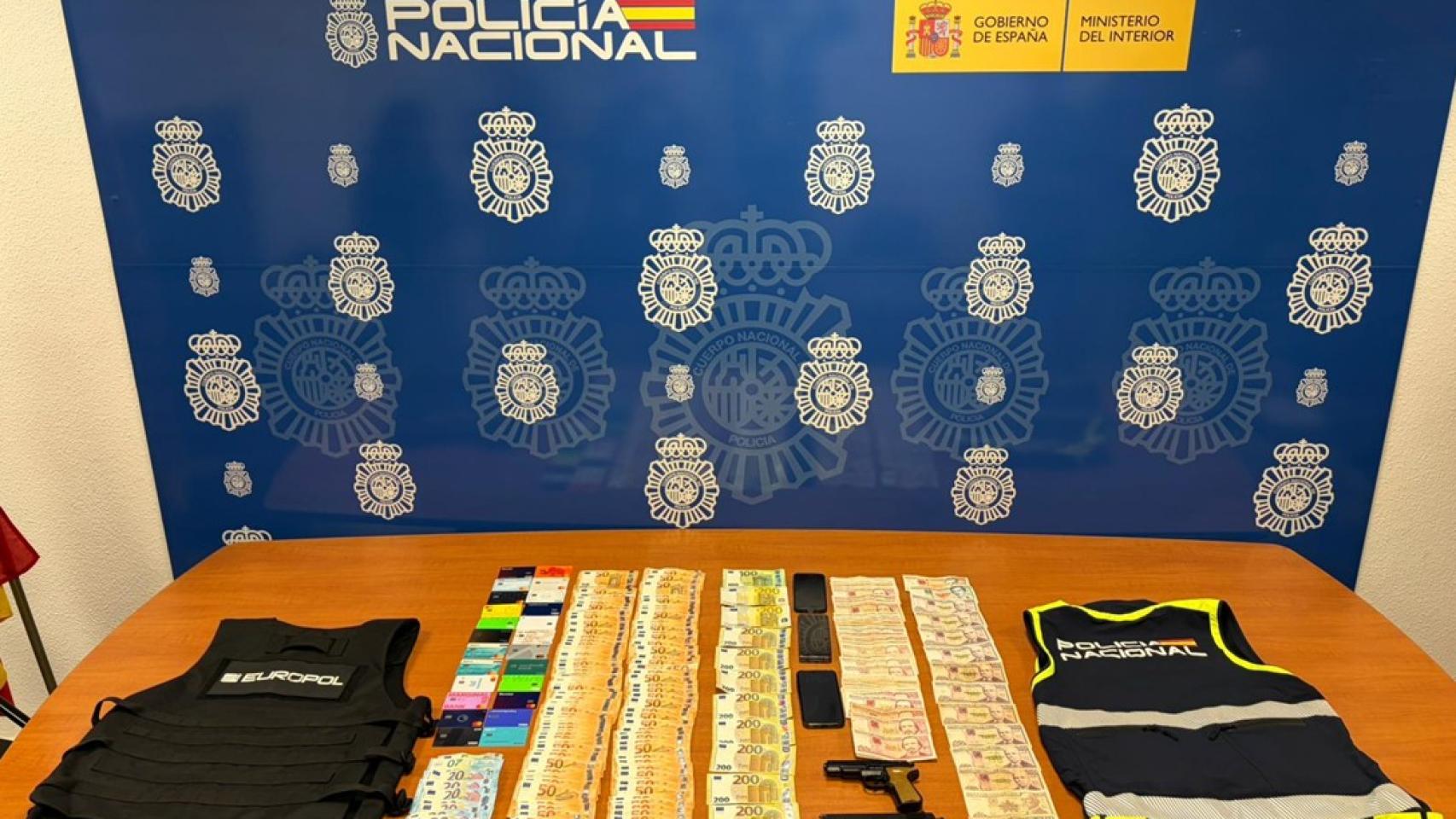 Imágenes del metálico, tarjetas bancarias, chalecos y armas incautadas en la operación.