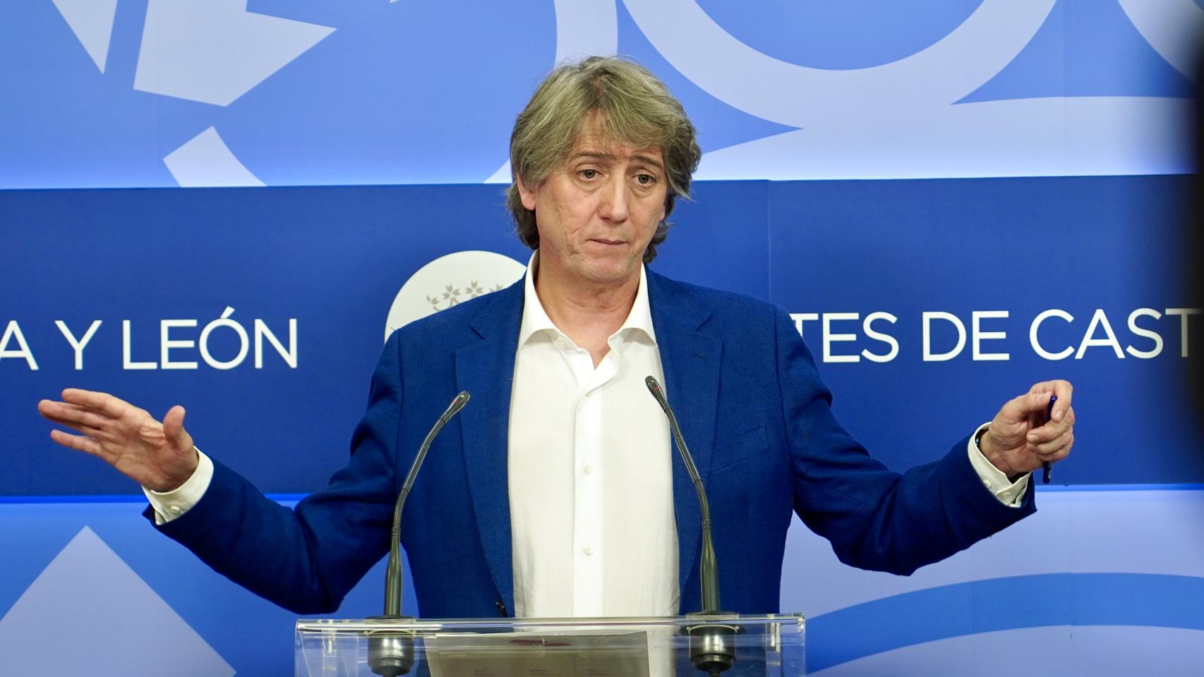 El secretario general del PSOE de Castilla y León, Carlos Martínez, durante su rueda de prensa de este miércoles en las Cortes