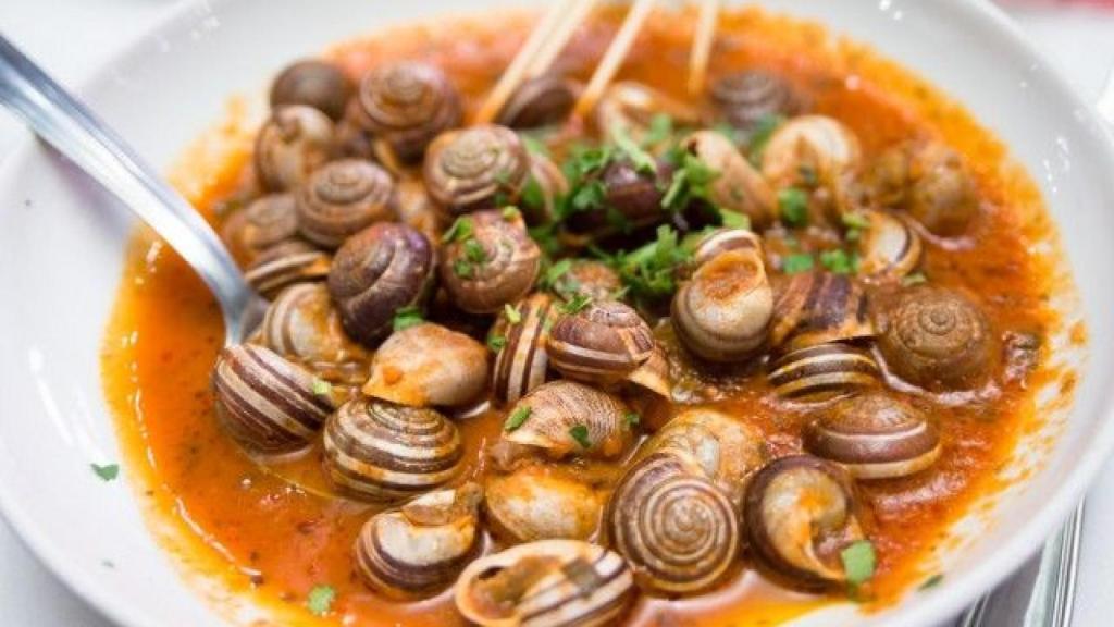 Un plato de caracoles en salsa.