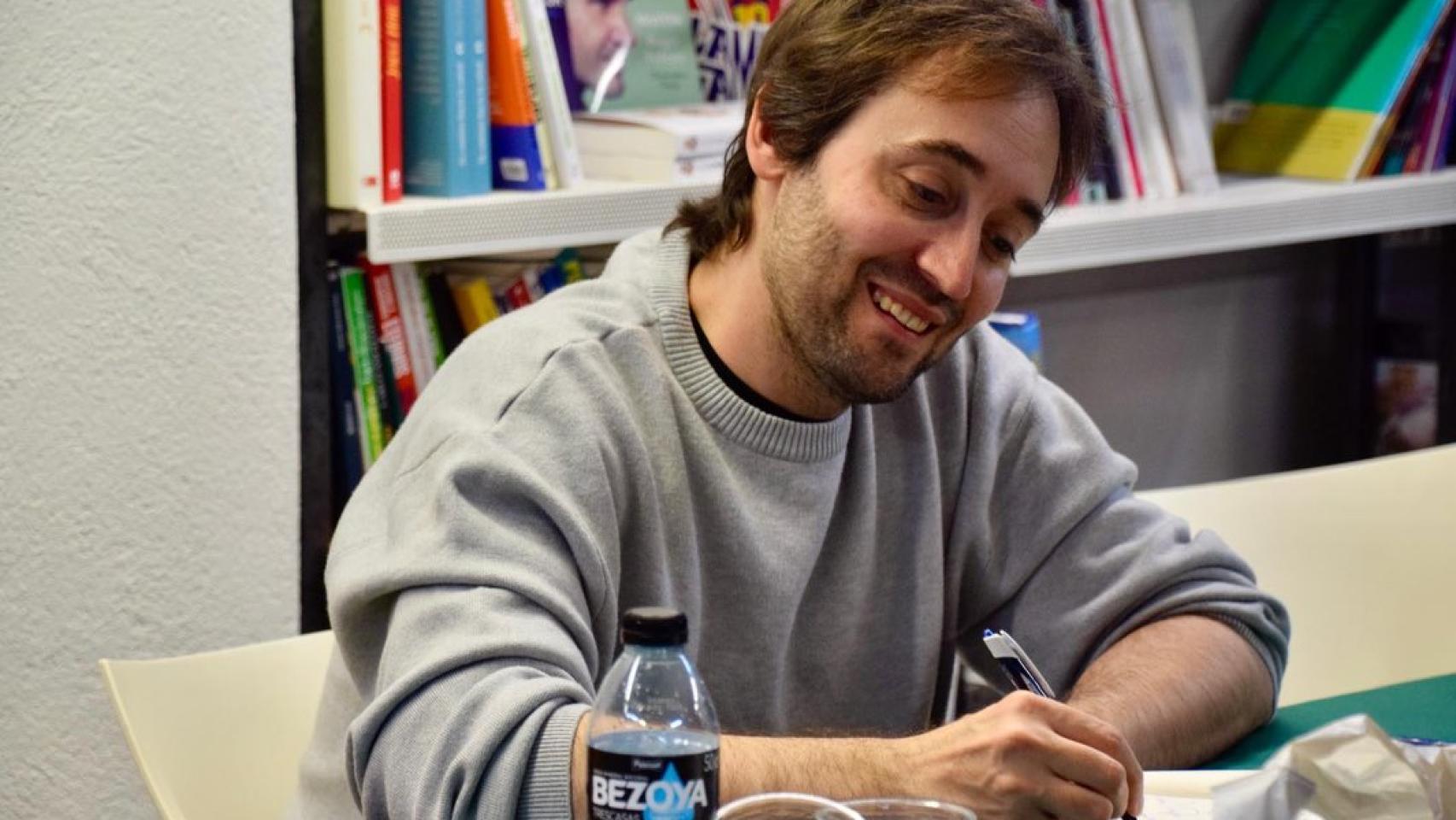 Pedro Martí durante una firma de libros. 