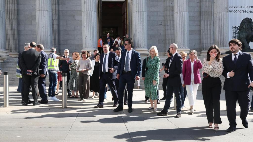 Los diputados abandonan el Congreso en el simulacro realizado este miércoles.