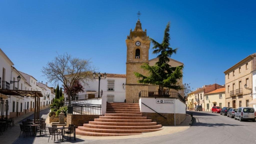 Una de las calle de San Pedro (Albacete) con vistas a la parroquia.