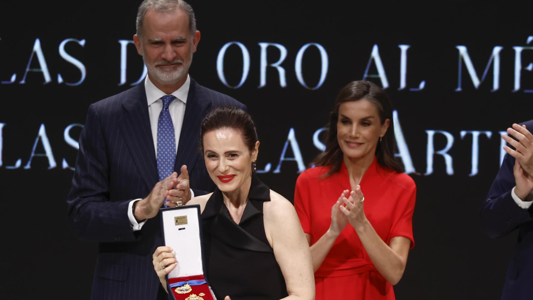 La Reina aplaude a la actriz al recoger su galardón.