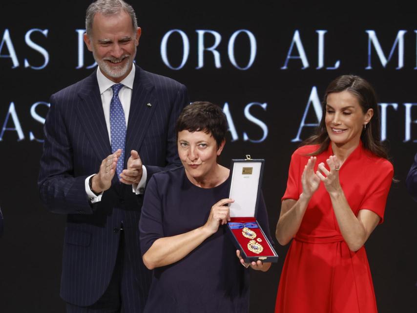 Los Reyes sonríen ante el desparpajo de Eva Hache.