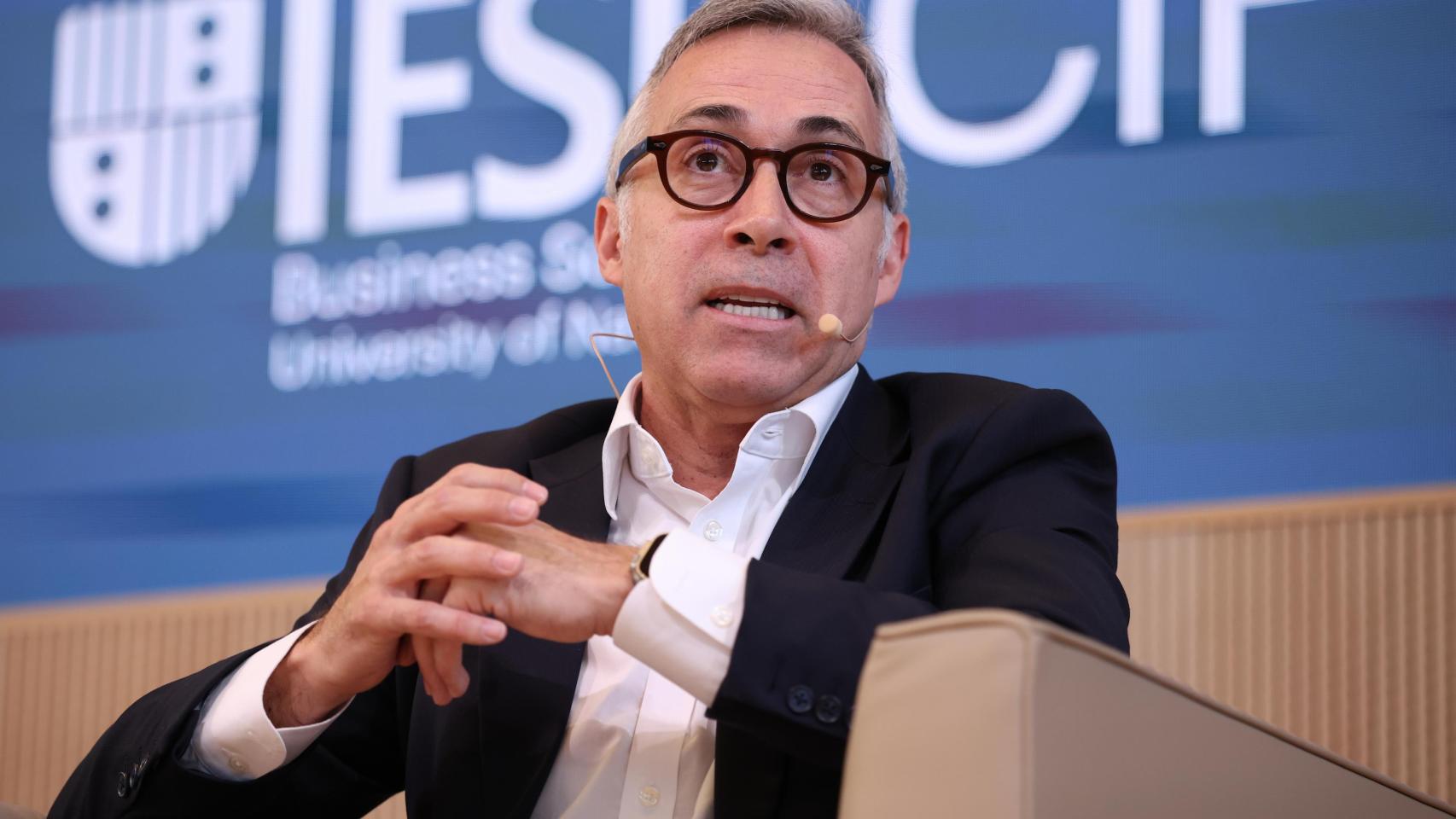 El CEO de Banco Sabadell, Marc Armengol, durante la sesión inaugural del foro de debate económico, en el Aula Magna del campus del IESE, a 27 de mayo de 2026, en Madrid (España). 