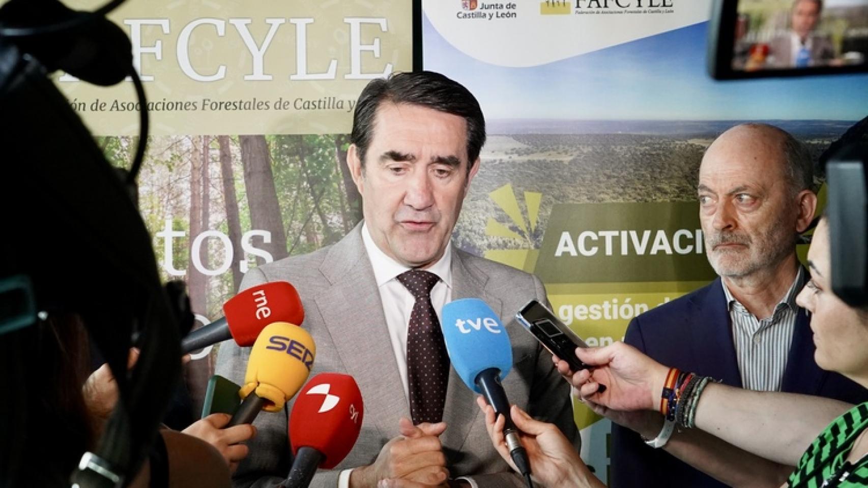  El consejero de Medio Ambiente, Vivienda y Ordenación del Territorio, Juan Carlos Suárez-Quiñones, inaugura la Jornada de Propietarios Forestales organizada por Fafcyle junto a su presidente Jesús Pestaña. 