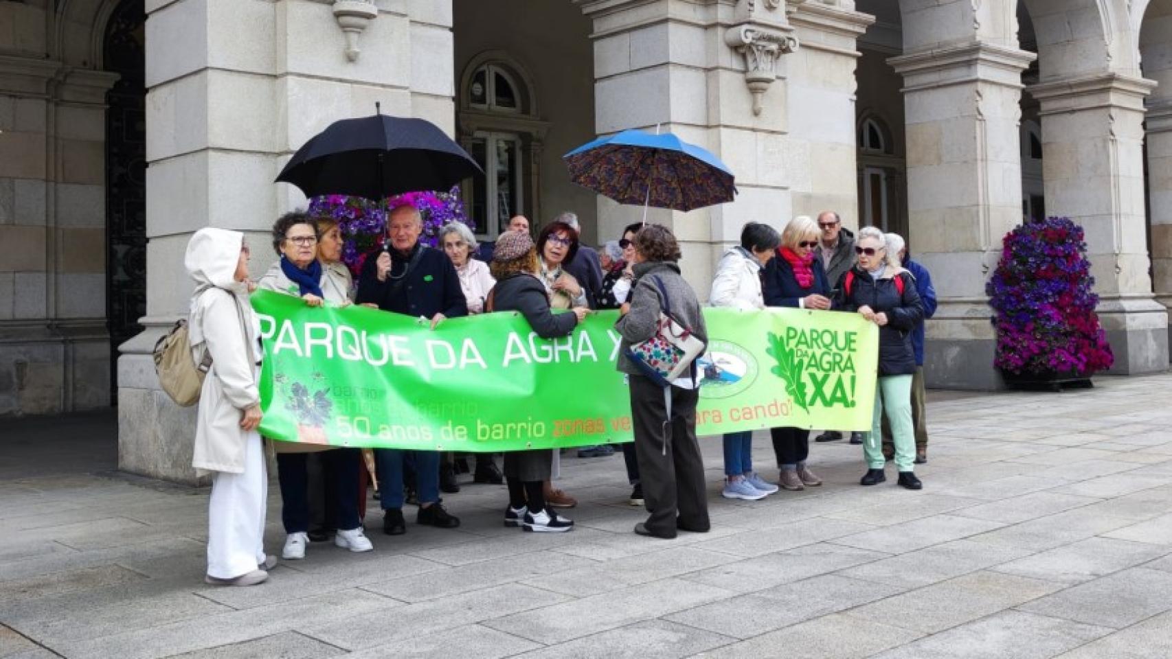 Vecinos del Agra do Orzán protestan en María Pita contra la reordenación del Parque del Agra.