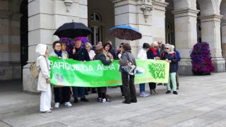 Vecinos del Agra do Orzán protestan en María Pita contra la reordenación del Parque del Agra.