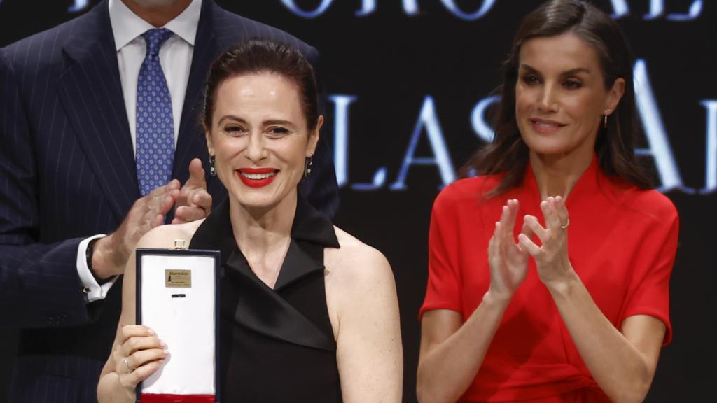 La Reina aplaude a la actriz al recoger su galardón.