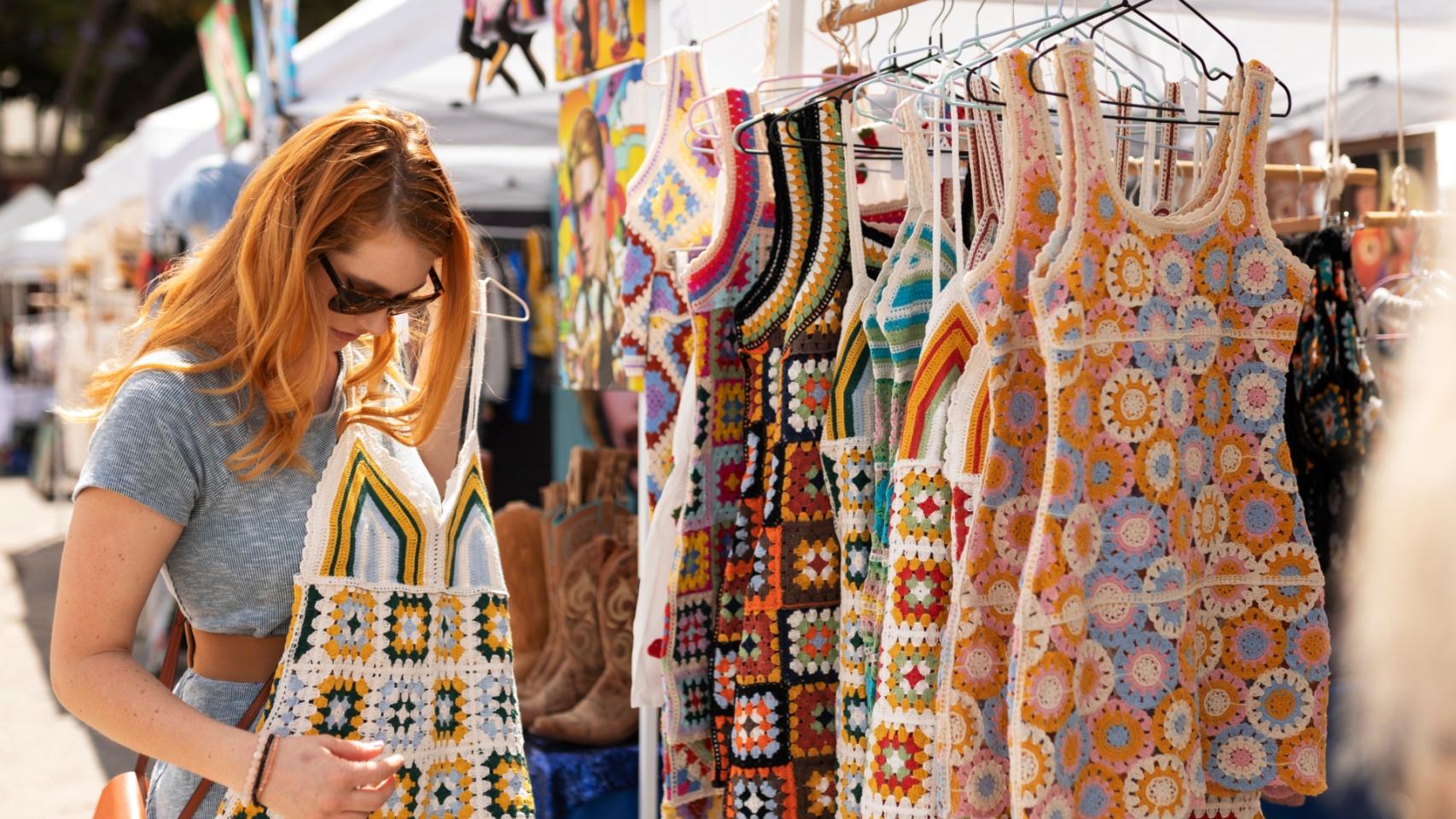 Una chica en un mercadillo de ropa