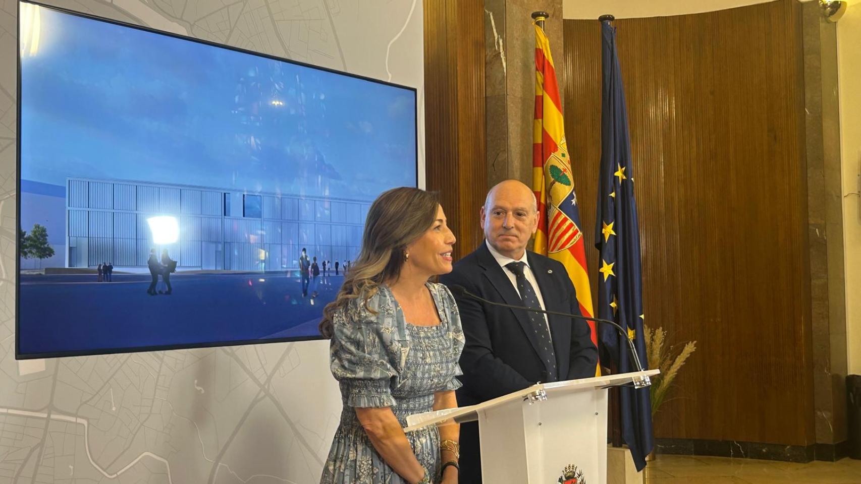 La alcaldesa Natalia Chueca junto al director general del Grupo San Valer, César Romero.