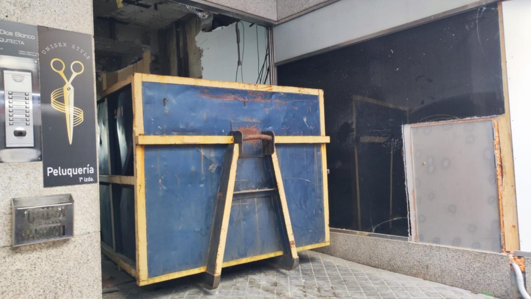 Material de obra en el acceso al bajo de la calle Torreiro que ocupó la segunda tienda de Zara en A Coruña.