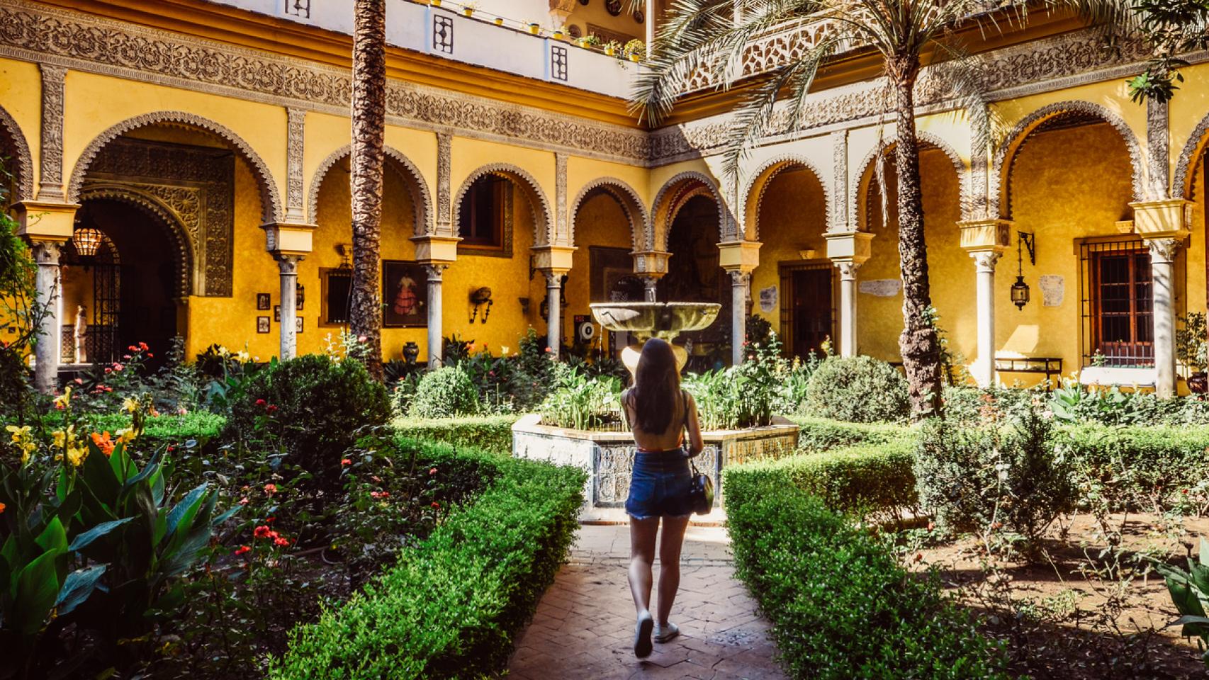 El Palacio de las Dueñas es un emblemático palacio del siglo XV situado en el centro histórico de Sevilla.