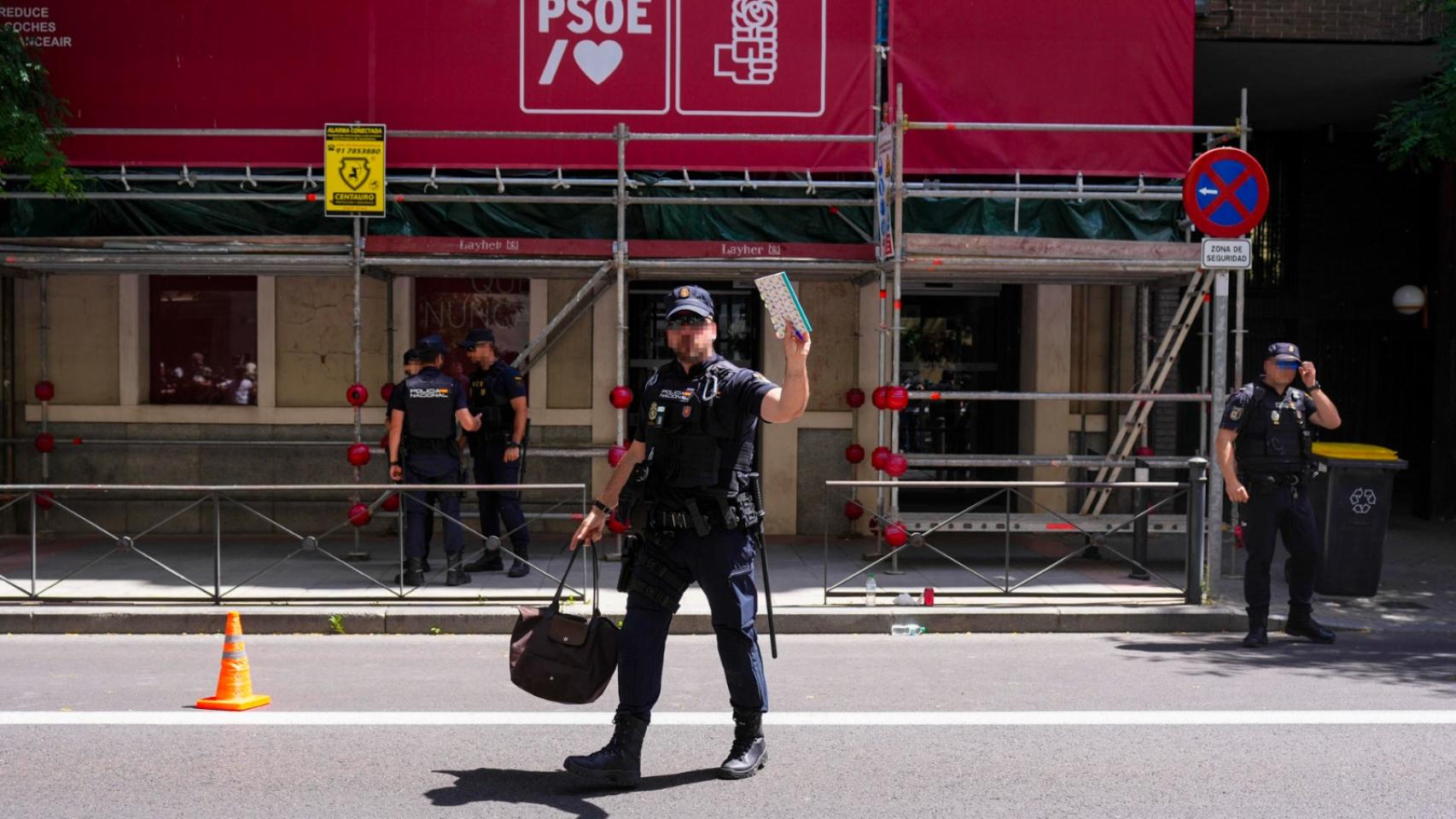 La sede del PSOE en Ferraz, este miércoles, cuando agentes de la UCO solicitaban documentación en su interior.