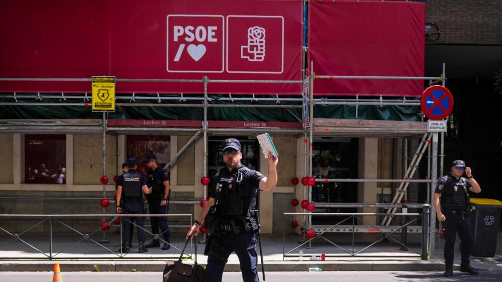 La sede del PSOE en Ferraz, este miércoles, cuando agentes de la UCO solicitaban documentación en su interior.