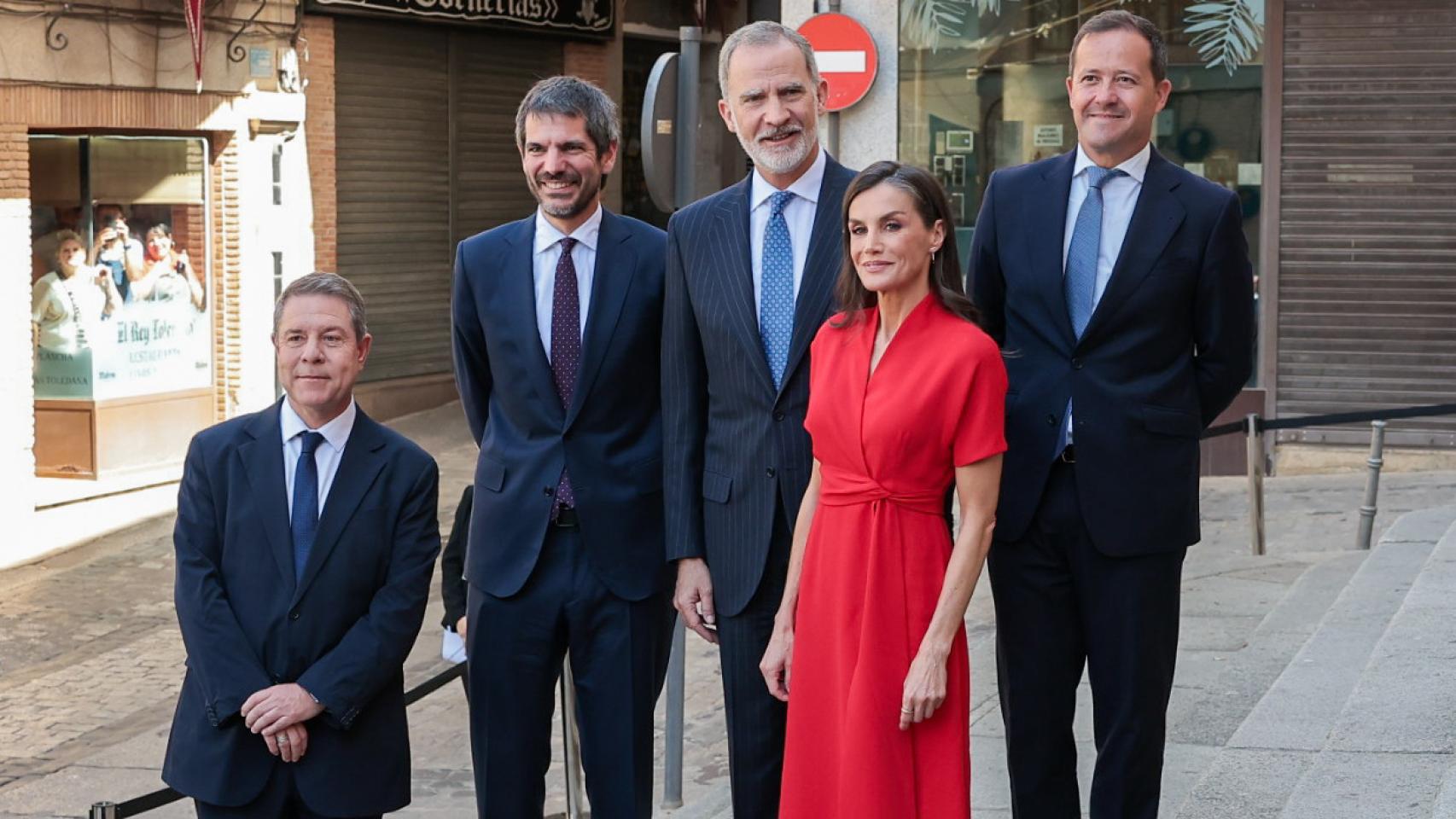 De izquierda a derecha: Emiliano García-Page, Ernest Urtasun, el rey Felipe, la reina Letizia y Carlos Velázquez.