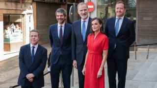 De izquierda a derecha: Emiliano García-Page, Ernest Urtasun, el rey Felipe, la reina Letizia y Carlos Velázquez.
