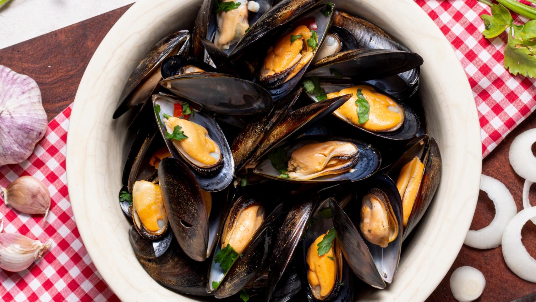 Un plato con mejillones