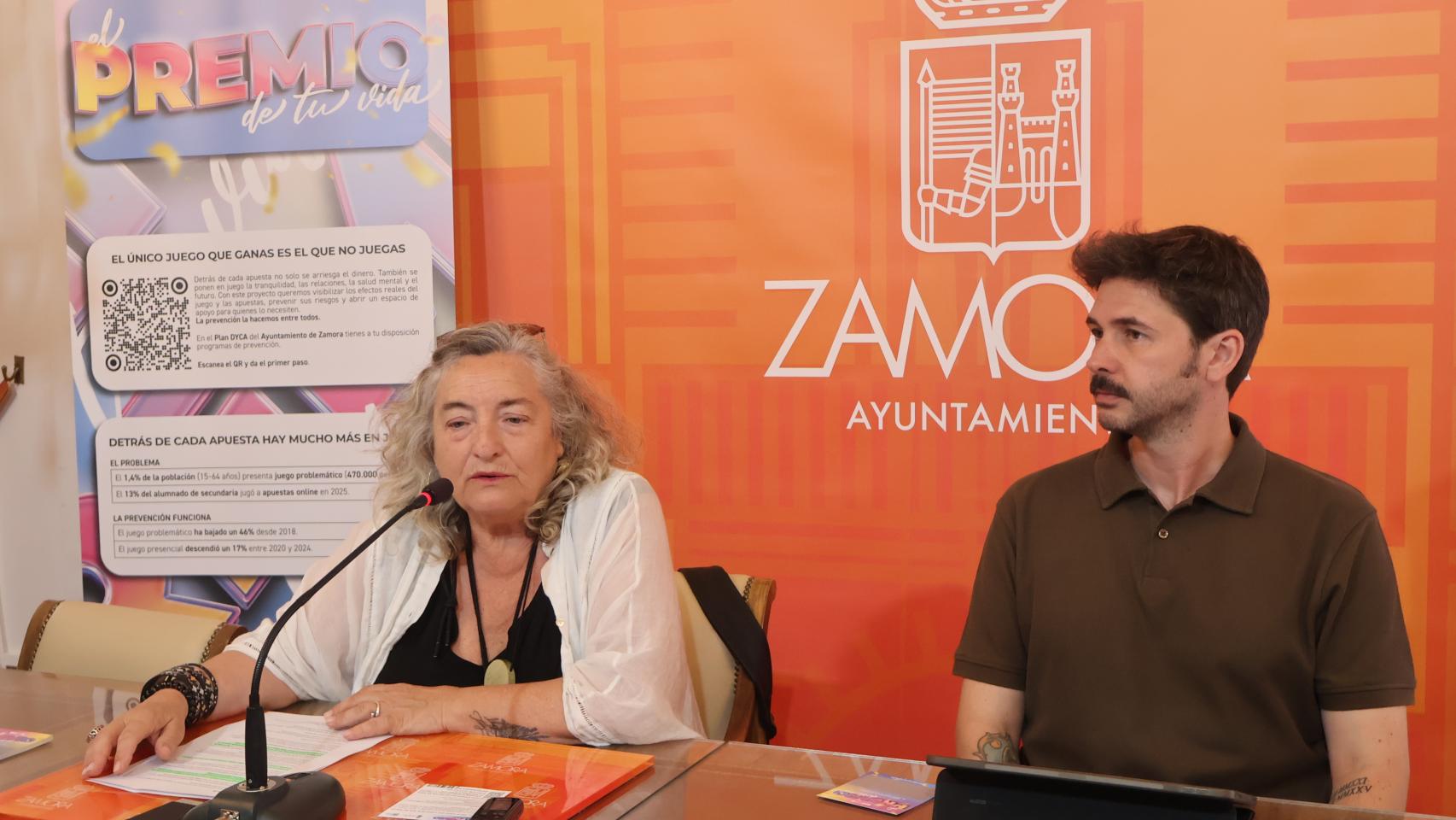 La concejala de Asuntos Sociales, Auxi Fernández y Abel García.