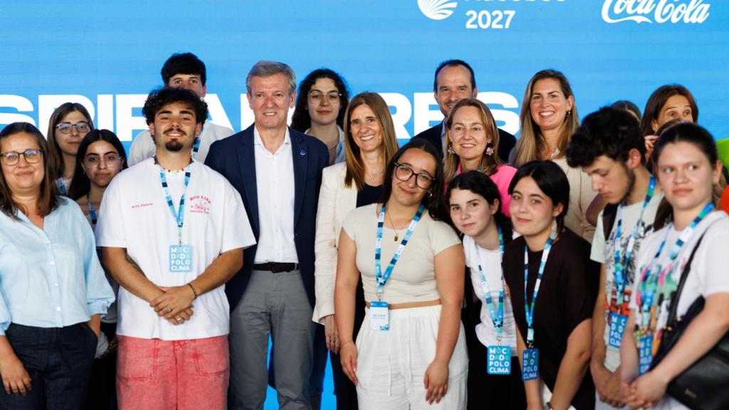 Alfonso Rueda y estudiantes del IES Sardiñeira en la fábrica de Coca-Cola de A Coruña