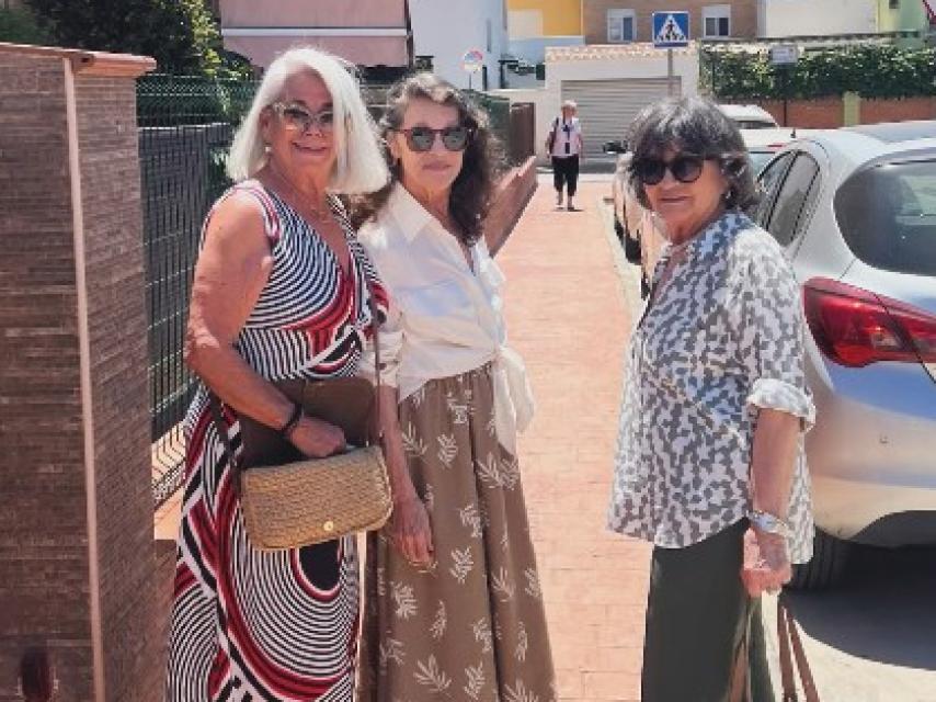 Pepa Flores junto a dos amigas, paseando por Málaga.