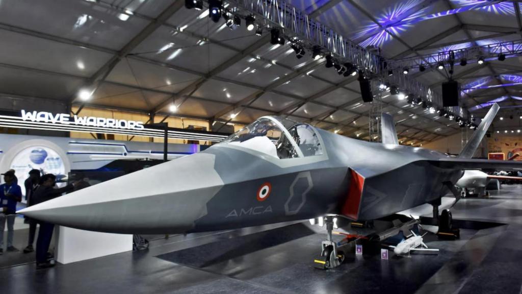 Visitantes junto a un prototipo del caza furtivo AMCA en Aero India 2025, Bengaluru (11 de febrero de 2025).