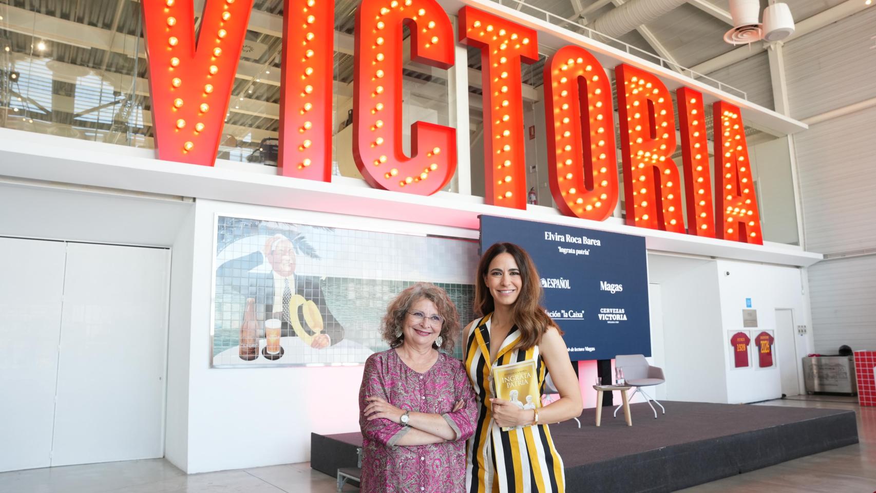 Elvira Roca junto a Ana Núñez-Milara en el Club de Lecturas de Magas celebrado en la Fábrica de Cervezas Victoria de Málaga.