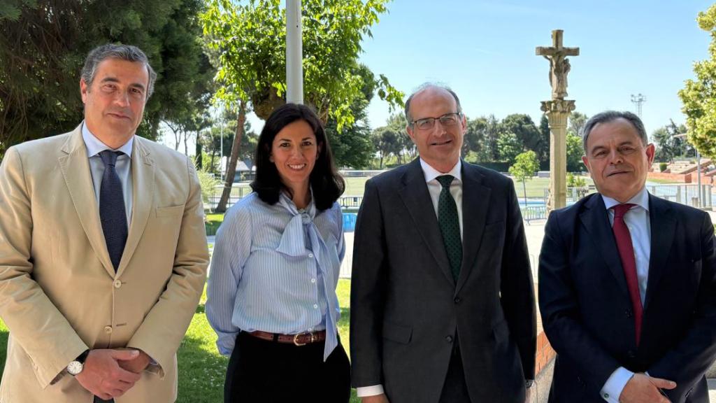De izquierda a derecha: José María Gil, responsable de la implantación y desarrollo del MYP en Retamar; Cristina Camón, directora de Comunicación; Juan Navalpotro, director general, y Alberto Barrera, responsable de Extensión Académica y Comunicación.