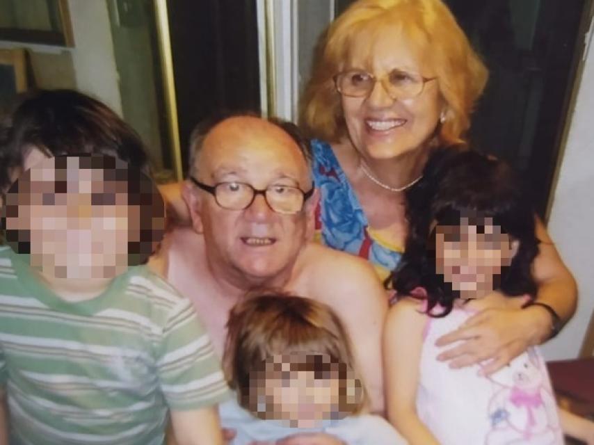 Antonio y su esposa, Adela, sonrientes, junto a sus tres nietos.