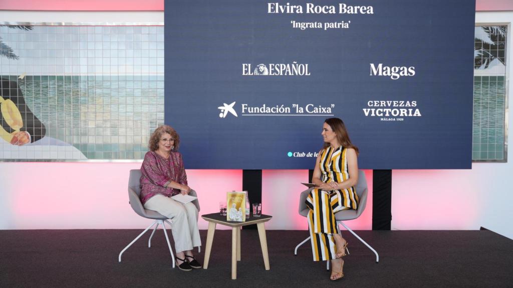 Elvira Roca y Ana Núñez-Milara en el Club de Lecturas de Magas celebrado en la Fábrica de Cervezas Victoria de Málaga.