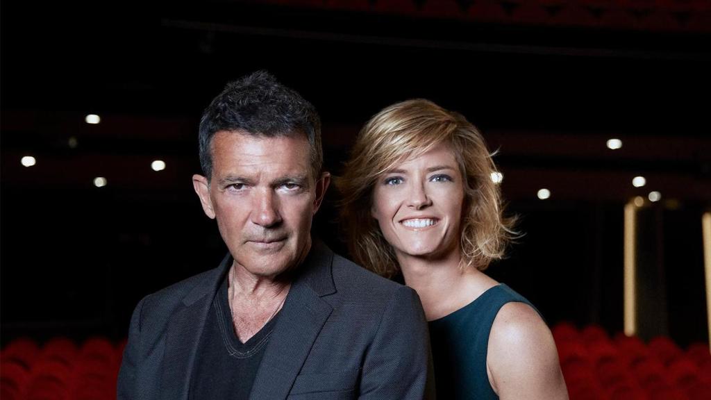 María Casado y Antonio Banderas posando juntos.