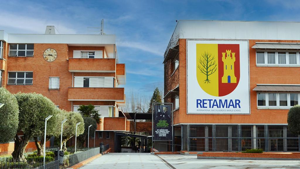 La entrada del colegio Retamar.