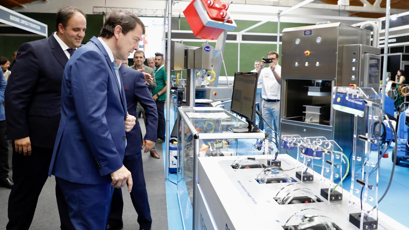 El presidente de la Junta, Alfonso Fernández Mañueco, junto con el alcalde de Guijuelo, Roberto Martín, en la Feria de la Industria Cárnica de Guijuelo en anteriores ediciones.