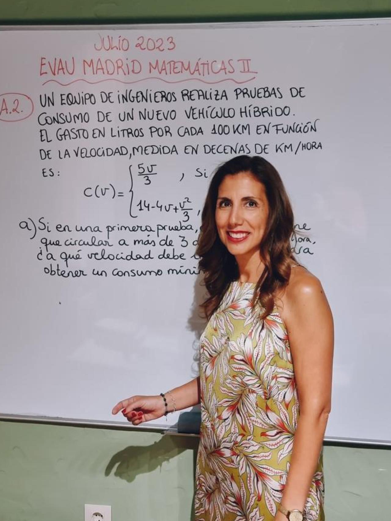 Emilia en uno de sus vídeos enseñando un examen de matemáticas de la PAU.
