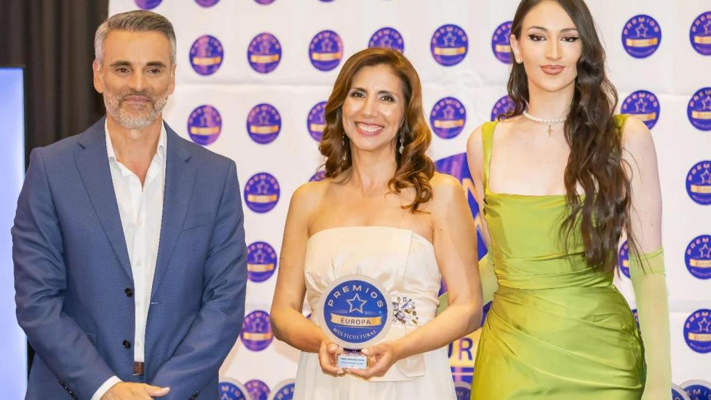 Emilia Fernández recogiendo el Premio Europa Multicultural al Liderazgo Educativo de manos de Luiz Aznal y Carla Rocher.