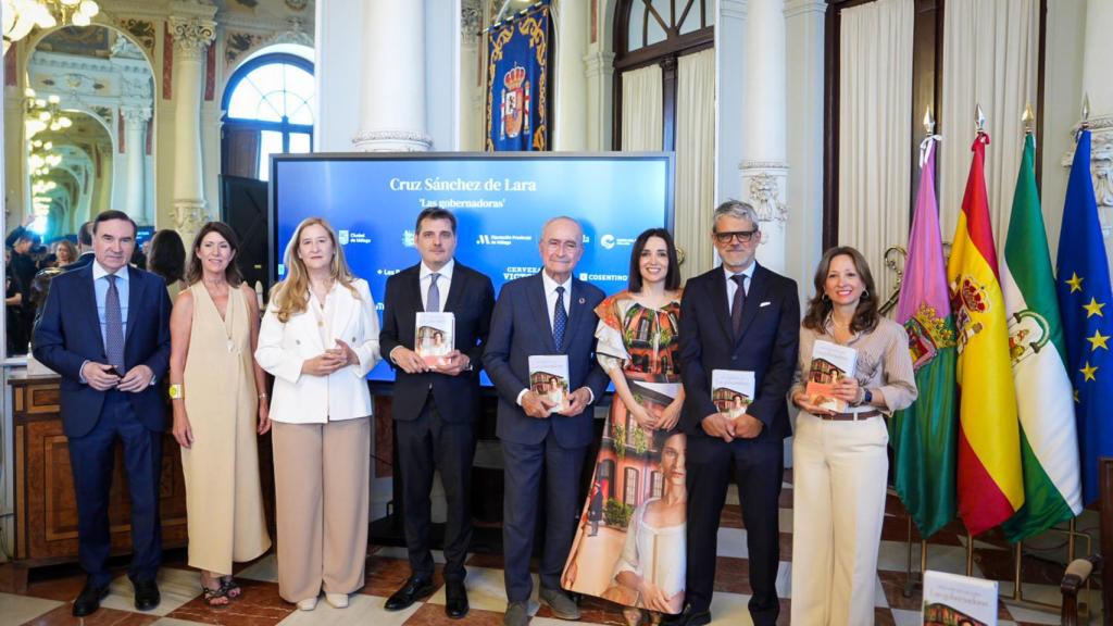 De izquierda a derecha: Pedro J. Ramírez, María del Carmen Marcos, Luz Gabás, David Cebrián, Francisco de la Torre, Cruz Sánchez de Lara, Jaime Malet y Patricia Navarro.