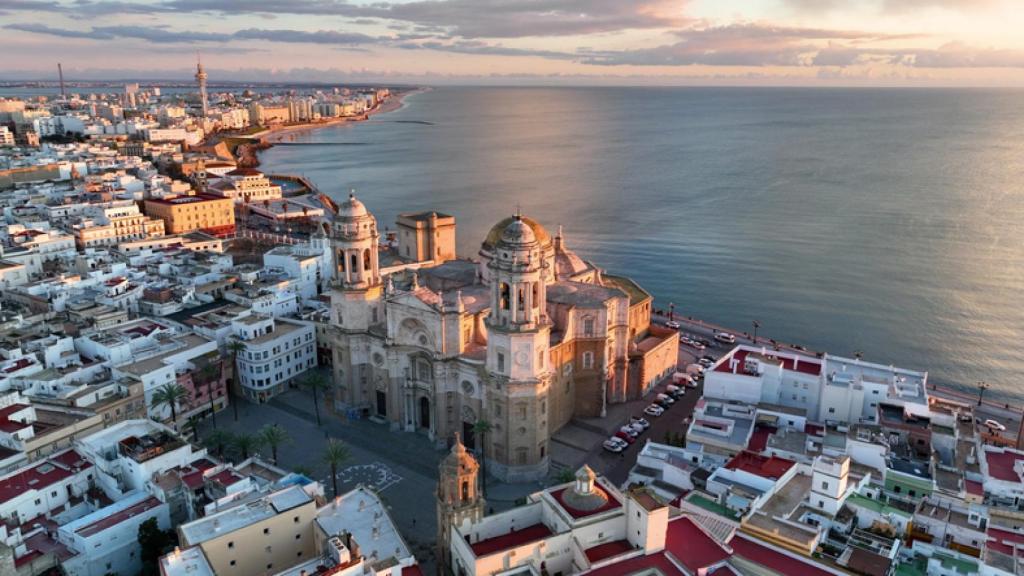 Vista aérea de la antigua catedral de Cádiz al atardecer, Andalucía, España